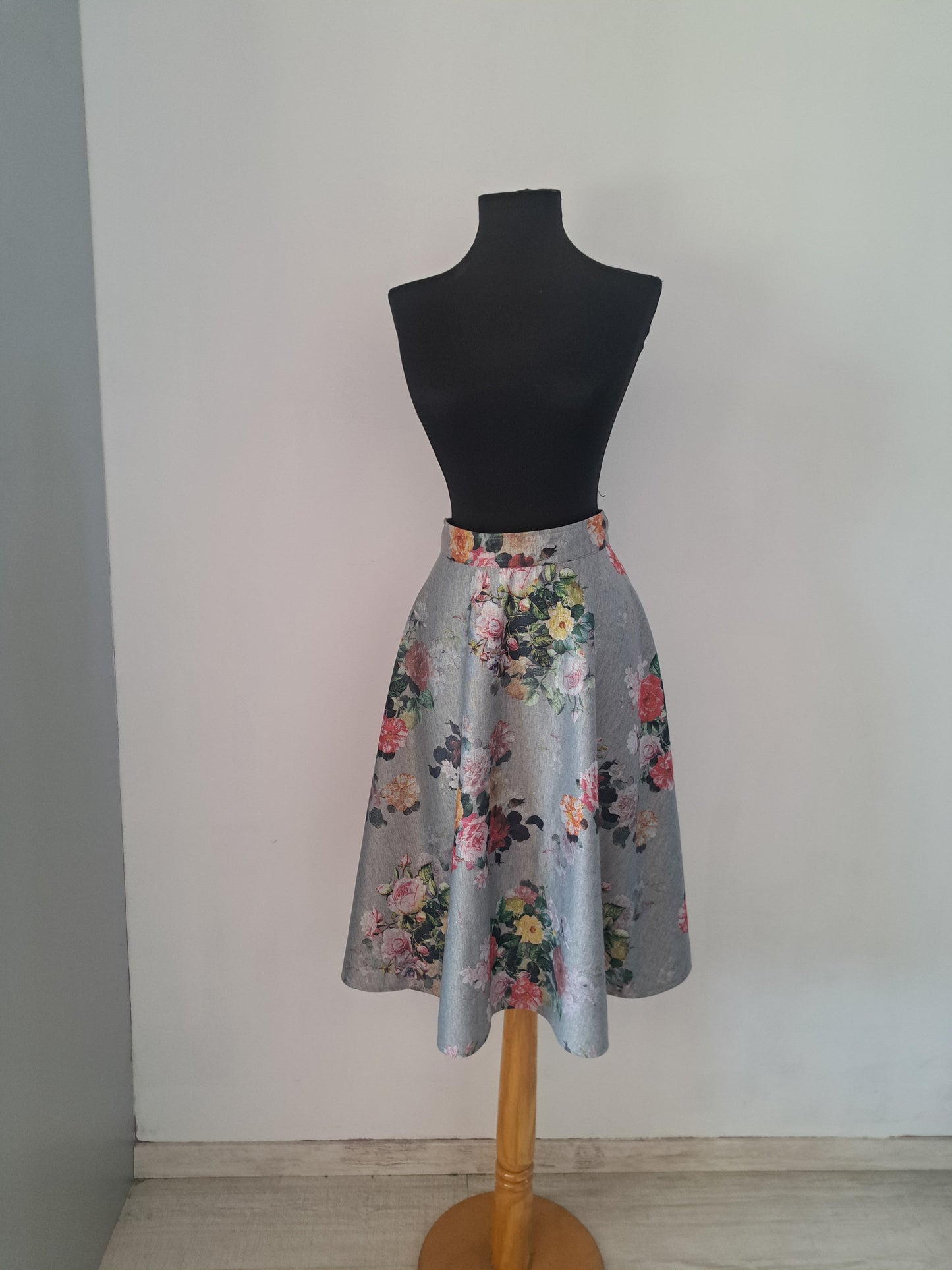 Fusta din jerse cu imprimeu floral