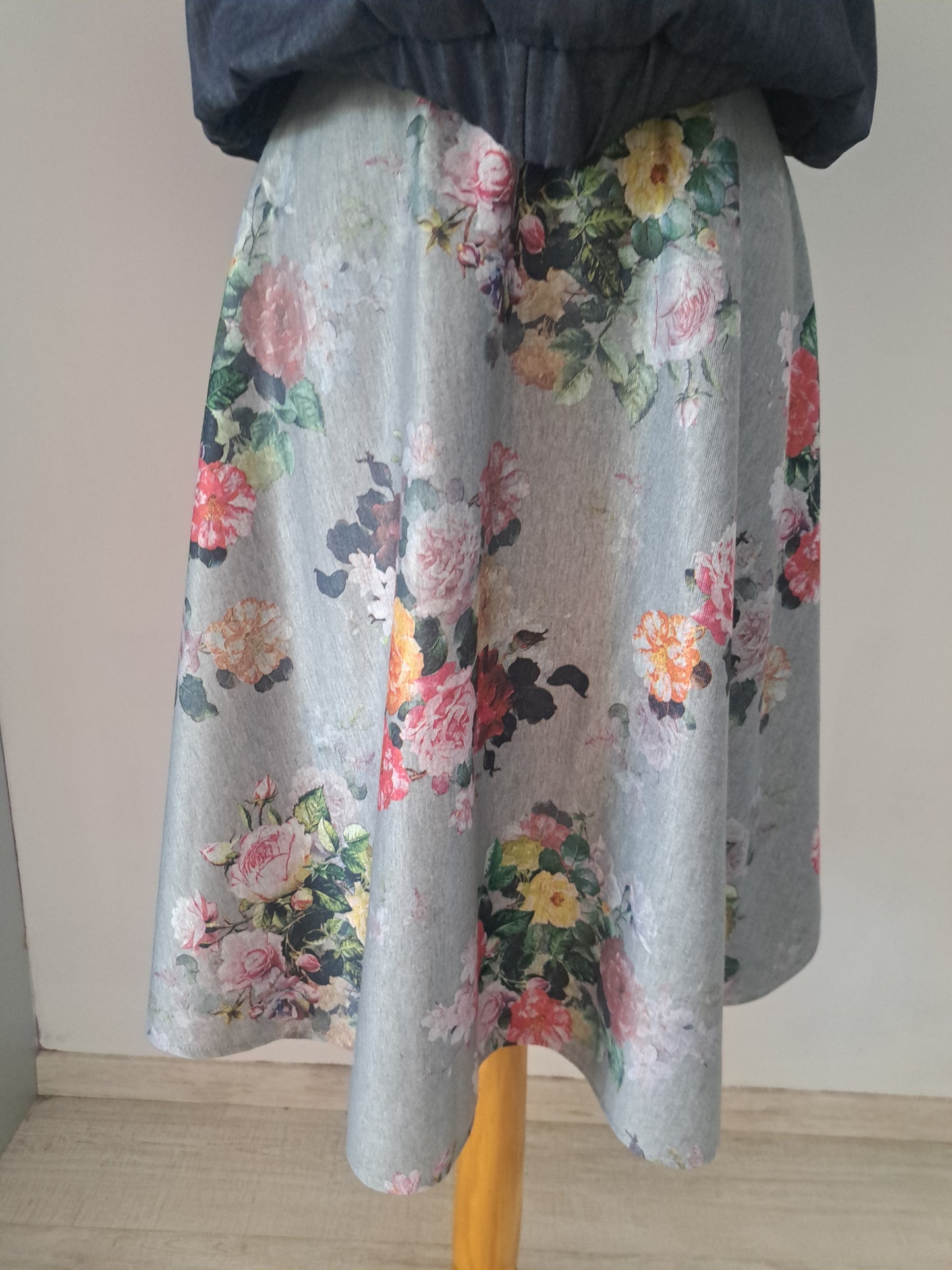 Fusta din jerse cu imprimeu floral