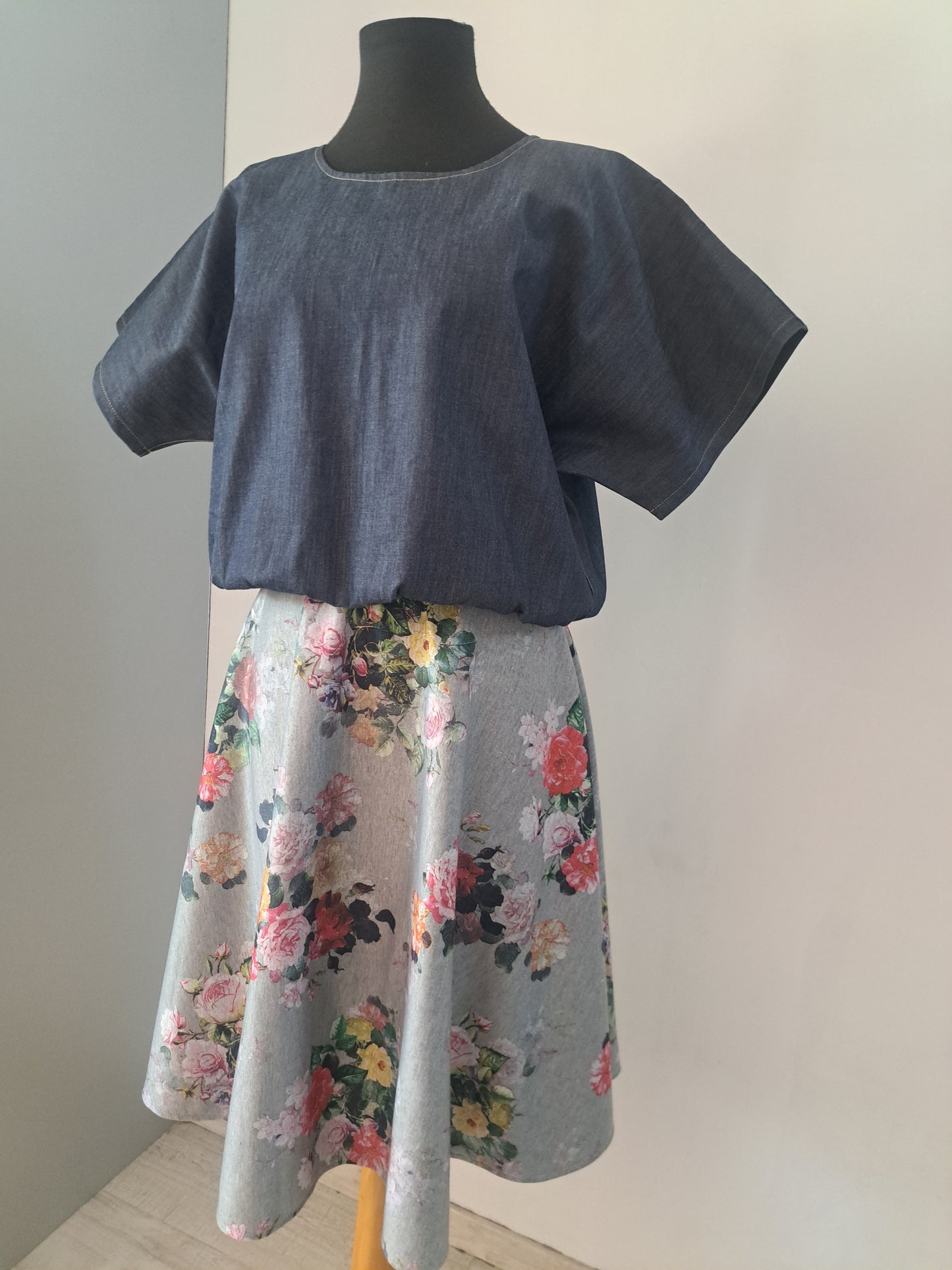 Fusta din jerse cu imprimeu floral