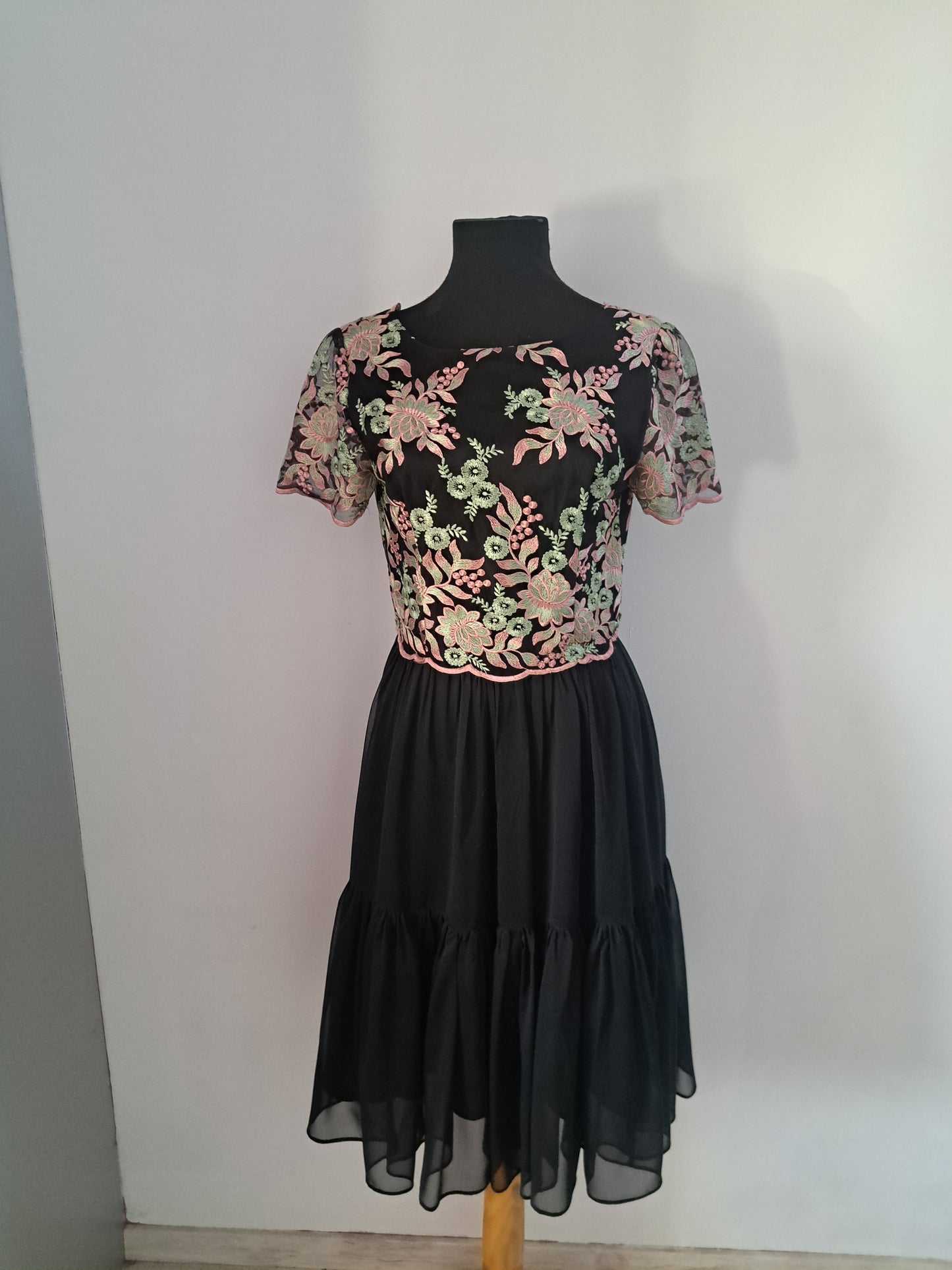 Rochie de ocazie din voal și dantelă