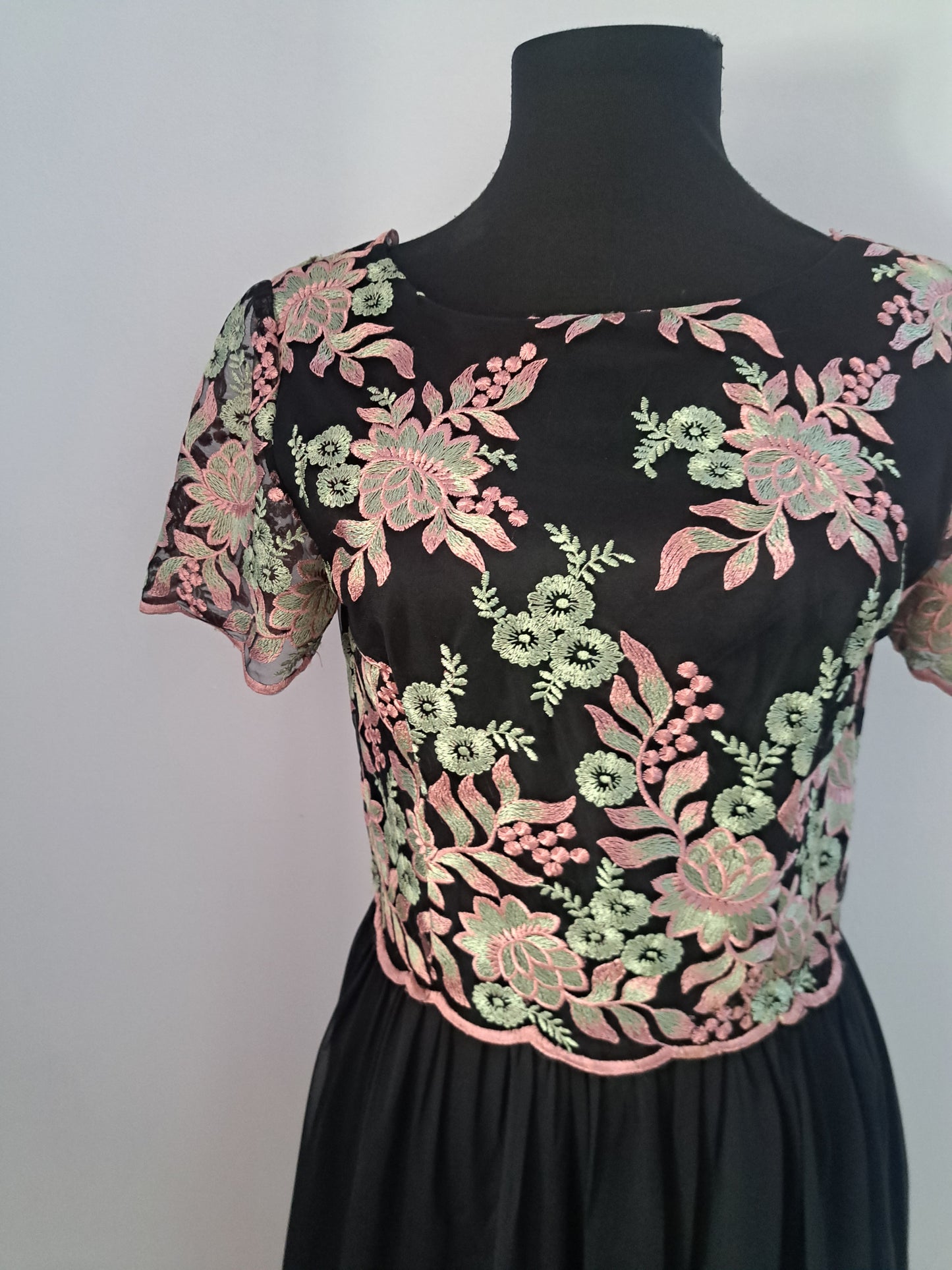 Rochie de ocazie din voal și dantelă