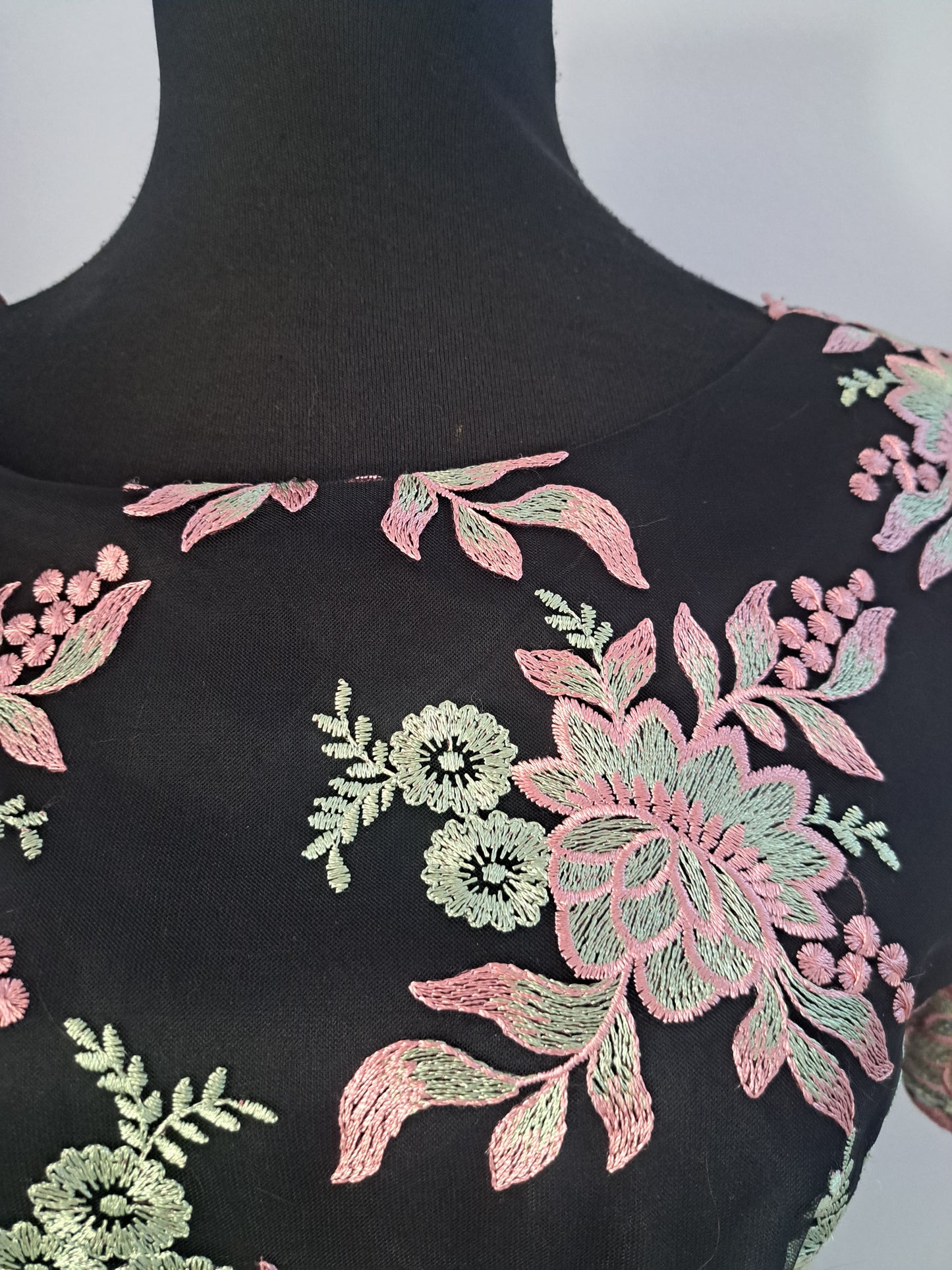 Rochie de ocazie din voal și dantelă