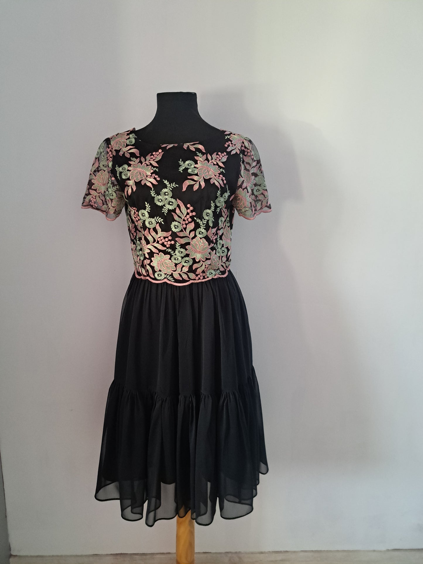 Rochie de ocazie din voal și dantelă