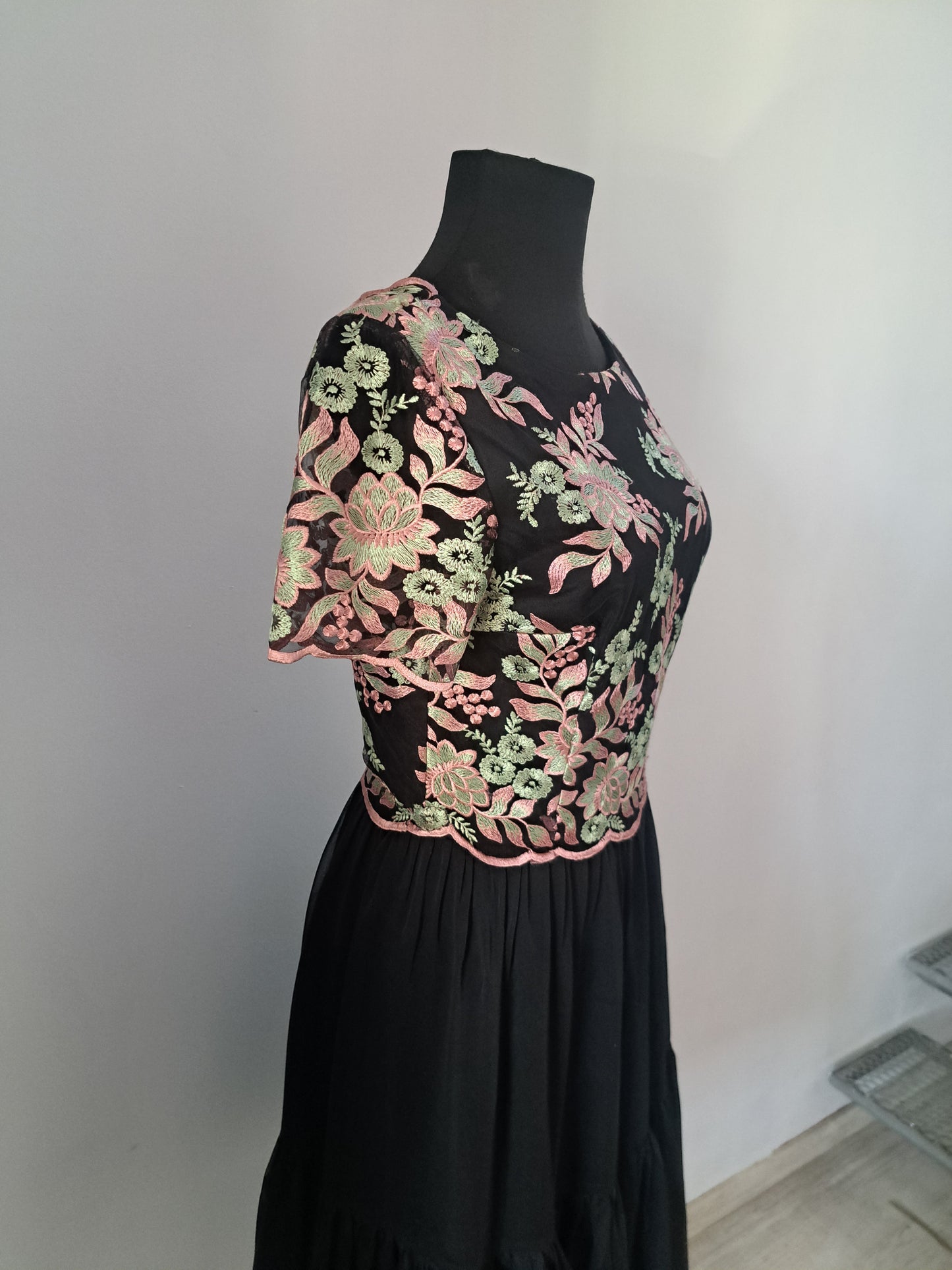 Rochie de ocazie din voal și dantelă