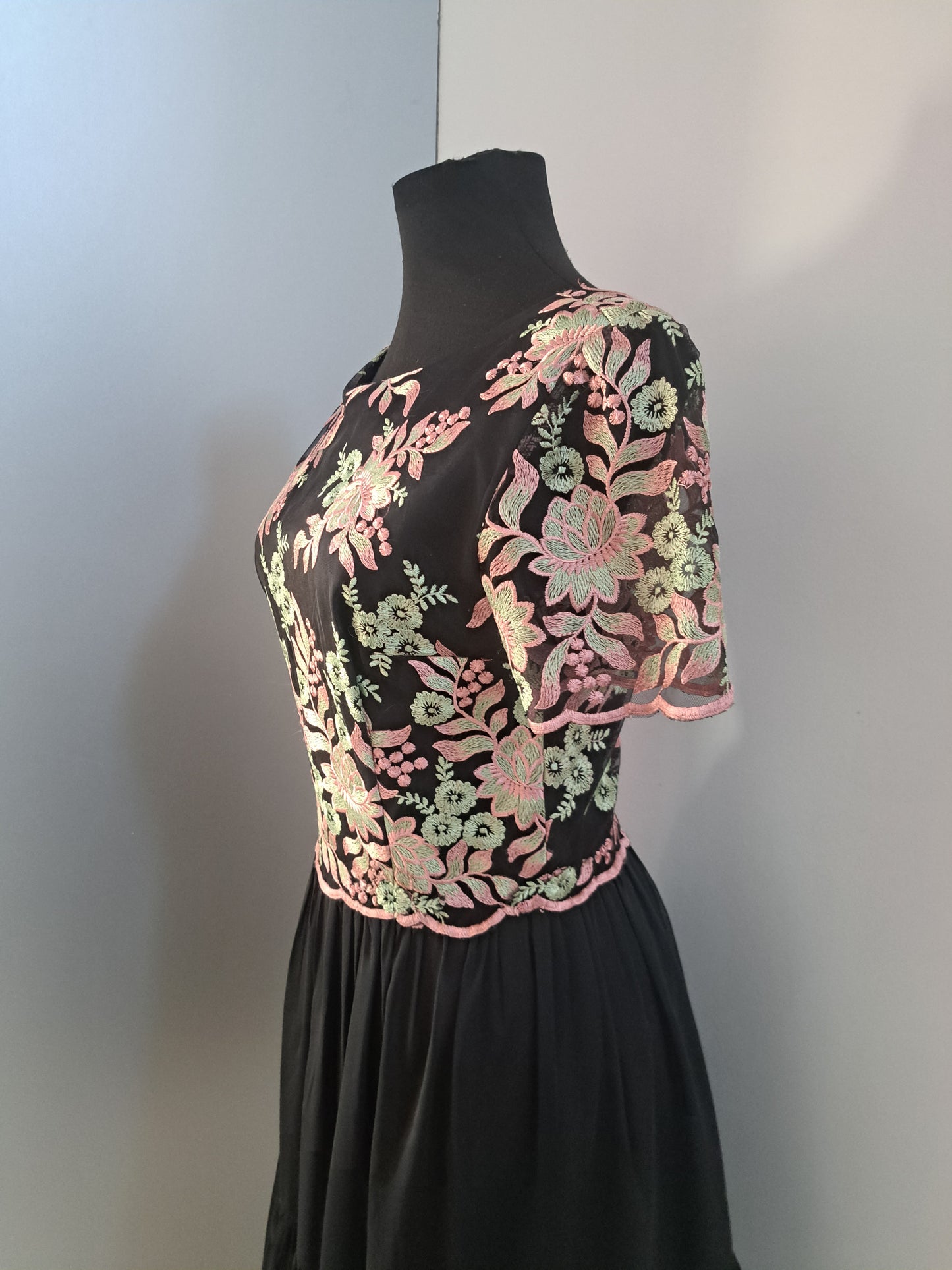 Rochie de ocazie din voal și dantelă