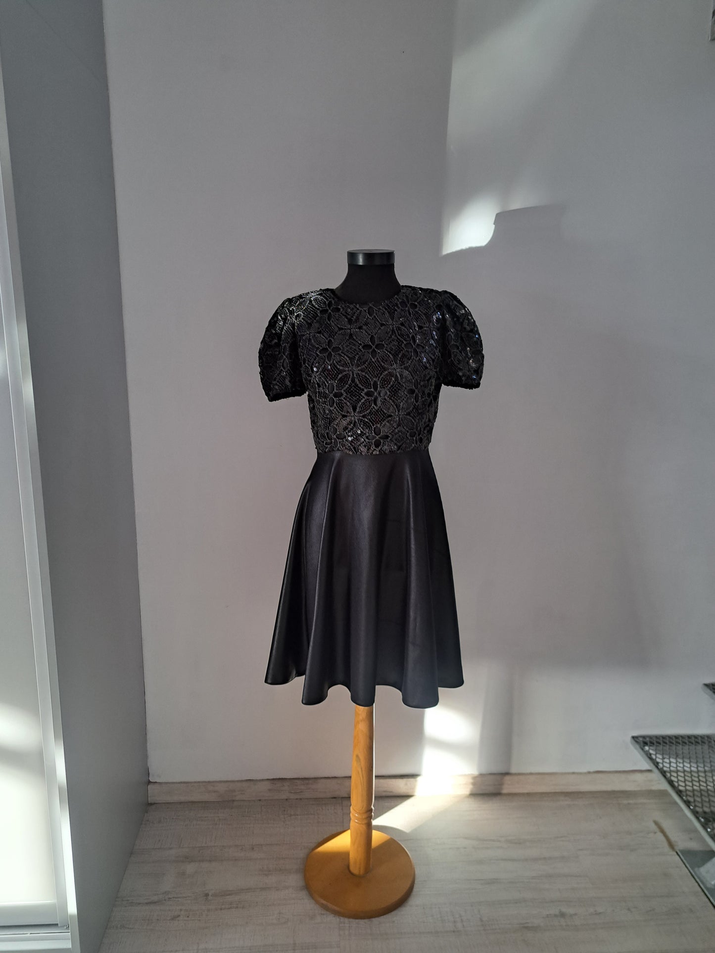 Rochie cu bust din paiete