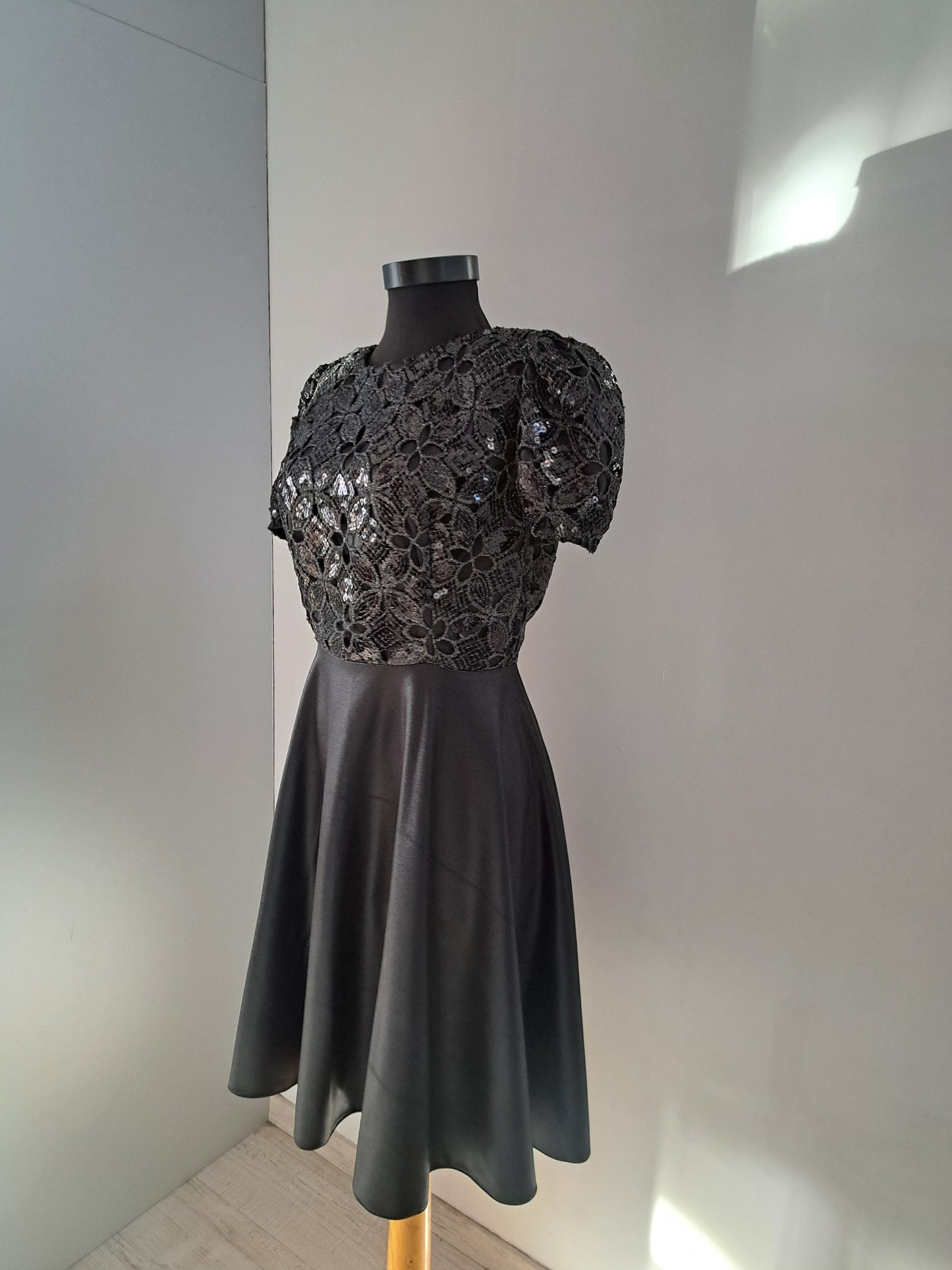 Rochie cu bust din paiete