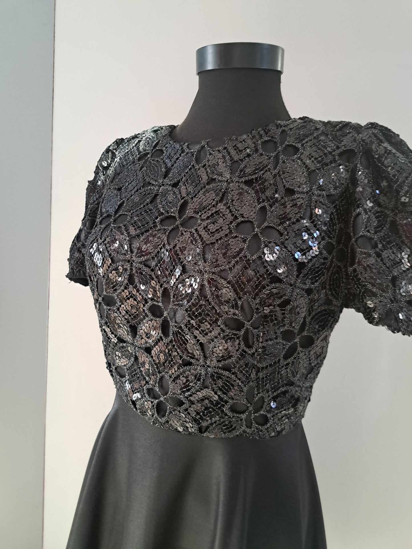 Rochie cu bust din paiete